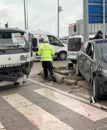 Kavşakta kamyonet ile otomobil çarpıştı: 3 yaralı