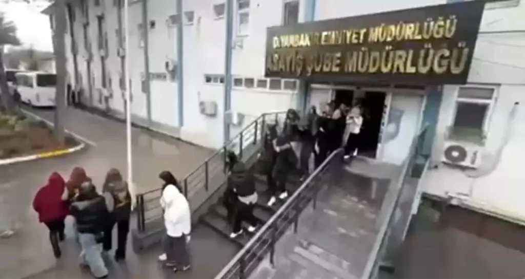 Masaj salonu görünümlü fuhuş ağına 