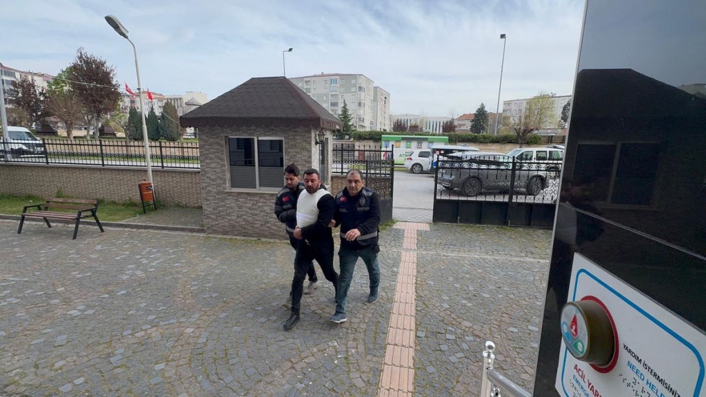 Balkondan girip yatağında uyuyan kişiyi öldüren şüpheliyi azmettirdiği iddiasıyla 2 kardeş tutuklandı