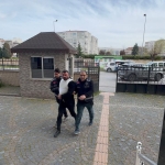 Balkondan girip yatağında uyuyan kişiyi öldüren şüpheliyi azmettirdiği iddiasıyla 2 kardeş tutuklandı