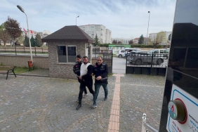 Balkondan girip yatağında uyuyan kişiyi öldüren şüpheliyi azmettirdiği iddiasıyla 2 kardeş tutuklandı