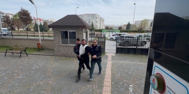 Balkondan girip yatağında uyuyan kişiyi öldüren şüpheliyi azmettirdiği iddiasıyla 2 kardeş tutuklandı