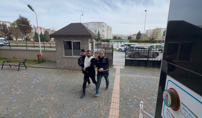 Balkondan girip yatağında uyuyan kişiyi öldüren şüpheliyi azmettirdiği iddiasıyla 2 kardeş tutuklandı