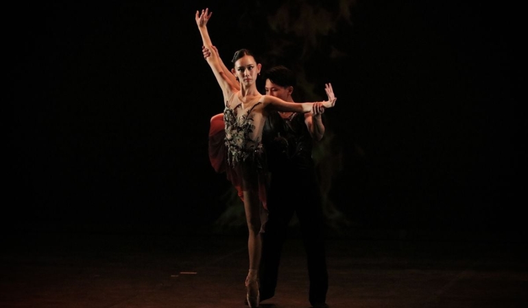 Bir çocuğun hayalden sahneye uzanan yolculuğunu anlatan