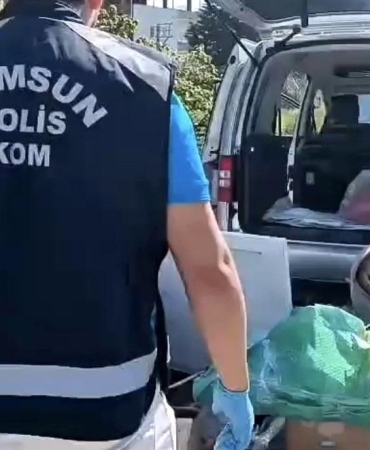 Koliden ve halıdan silah çıktı: Araçta şaşırtan gizleme yöntemi