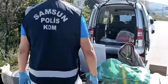Koliden ve halıdan silah çıktı: Araçta şaşırtan gizleme yöntemi