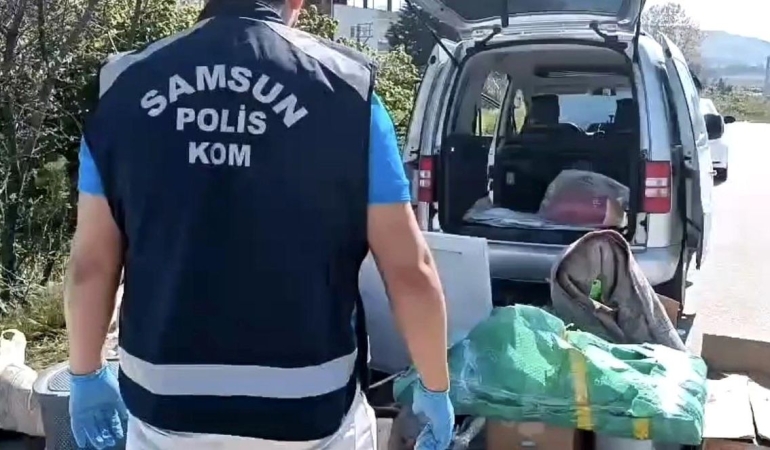 Koliden ve halıdan silah çıktı: Araçta şaşırtan gizleme yöntemi