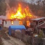 Ladik ilçesinde çıkan yangında ev kullanılamaz hale geldi