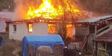 Ladik ilçesinde çıkan yangında ev kullanılamaz hale geldi