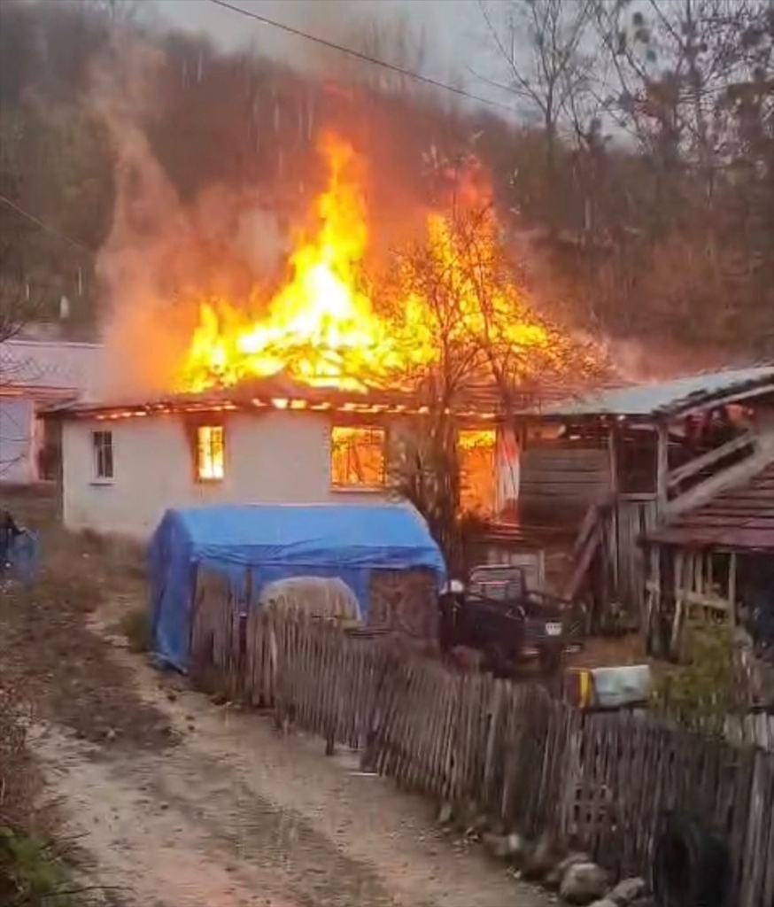Ladik ilçesinde çıkan yangında ev kullanılamaz hale geldi