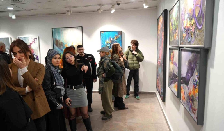 Makineleşen insan eleştirisi tuvale yansıdı: