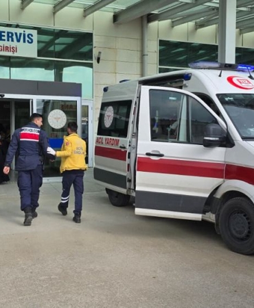 Öğrenci servis minibüsü direğe çarptı; 13 yaralı