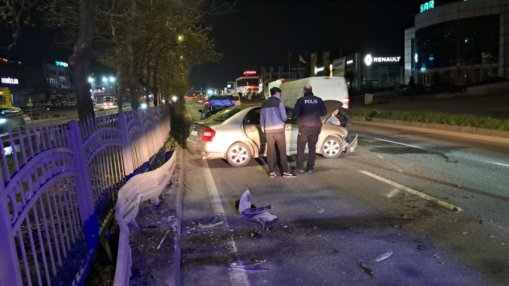 Otomobil refüjdeki bariyerlere çarptı: 2 yaralı