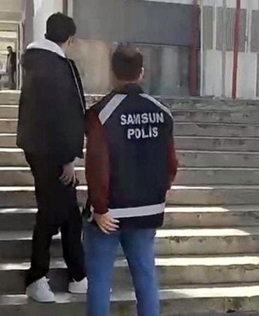 Zamanla yarışan polis kimliğini kaybeden öğrenciyi sınava yetiştirdi