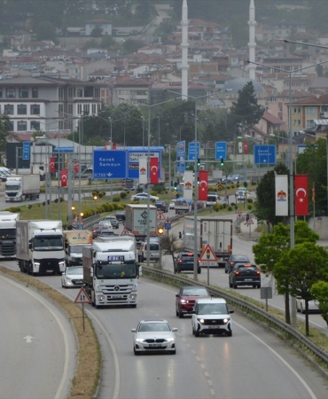 Ankara-Samsun kara yolu Havza geçişinde trafik yoğunluğu başladı