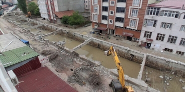 Samsun'un Havza ilçesinde dere üzerinde bulunan iş yerlerinin yıkımı bir bina haricinde tamamlandı