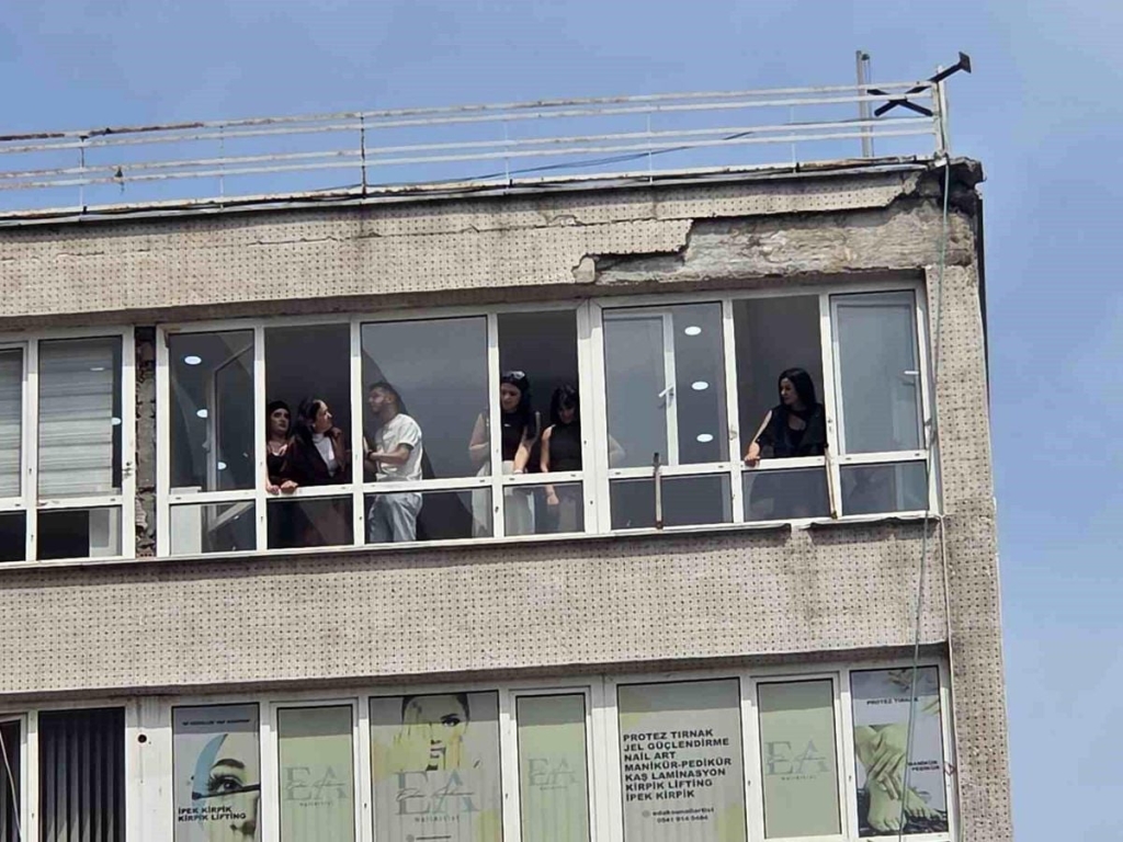 8 katlı iş hanından düşen sıva parçaları 2 kişiyi yaraladı