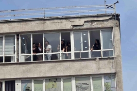 8 katlı iş hanından düşen sıva parçaları 2 kişiyi yaraladı