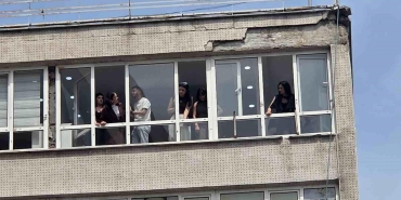 8 katlı iş hanından düşen sıva parçaları 2 kişiyi yaraladı