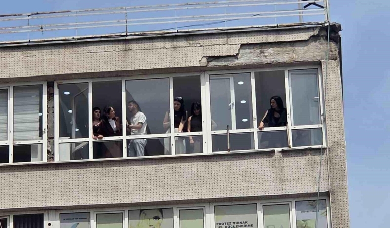 8 katlı iş hanından düşen sıva parçaları 2 kişiyi yaraladı