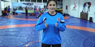 Ablasının başarısından esinlenerek başladığı güreşte Türkiye şampiyonu oldu