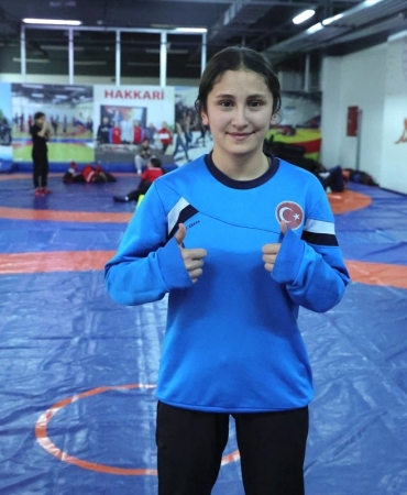 Ablasının başarısından esinlenerek başladığı güreşte Türkiye şampiyonu oldu