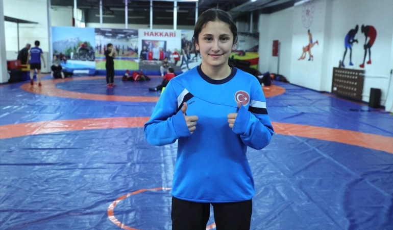 Ablasının başarısından esinlenerek başladığı güreşte Türkiye şampiyonu oldu