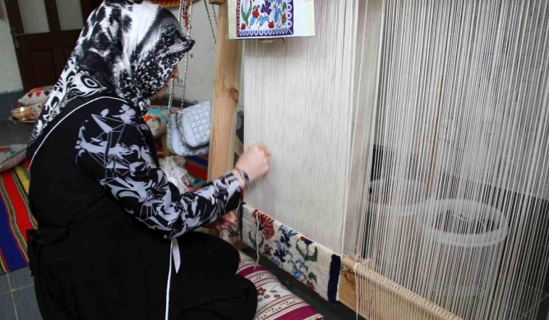 Annesinden öğrendiği sanatı yaşatıyor