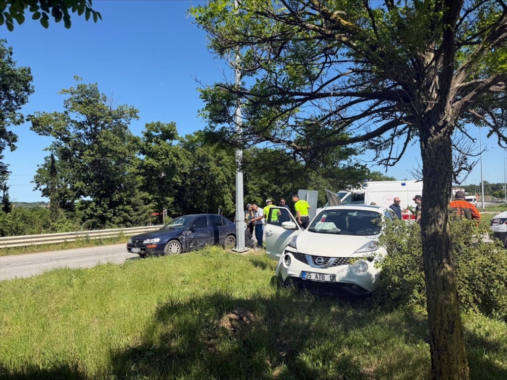 Bafra'da SUV tipi araçla otomobilin çarpıştığı kazada 2 kişi yaralandı