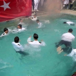 Denizci öğrenciler mezuniyeti havuza atlayarak kutladı