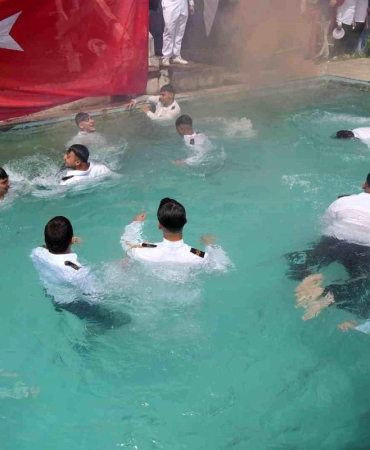 Denizci öğrenciler mezuniyeti havuza atlayarak kutladı
