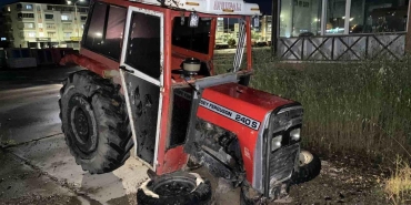 Kaldırıma çıkan traktör ağaca çarptı