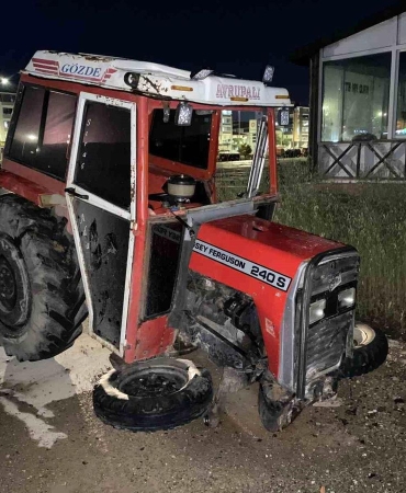 Kaldırıma çıkan traktör ağaca çarptı