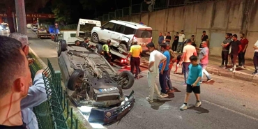 Kontrolden çıkan otomobil park halindeki araçlara çarpıp takla attı: 2 yaralı