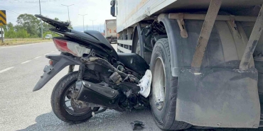 Motosiklet kamyonun tekerleri arasına ok gibi saplandı: Emekli komiser yardımcısı hayatını kaybetti