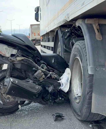 Motosiklet kamyonun tekerleri arasına ok gibi saplandı: Emekli komiser yardımcısı hayatını kaybetti