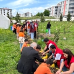 Öğrenciler yetiştirdikleri fideleri toprakla buluşturdu