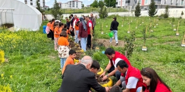 Öğrenciler yetiştirdikleri fideleri toprakla buluşturdu