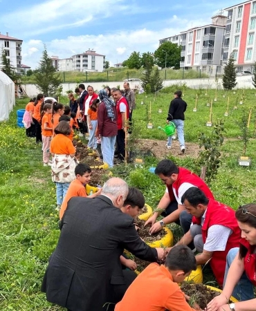 Öğrenciler yetiştirdikleri fideleri toprakla buluşturdu