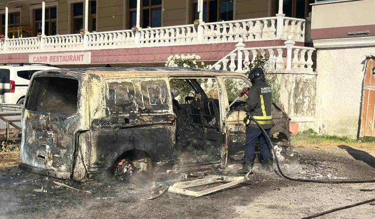 Park halindeki panelvan alevlere teslim oldu
