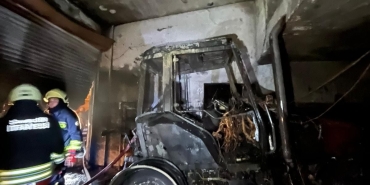 Sanayi sitesindeki yangında traktör kullanılamaz hale geldi