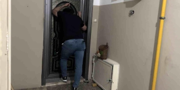 Yangın çıkarıp kendisini eve kilitledi: Ekiplerin çabasına rağmen dışarı çıkmadı