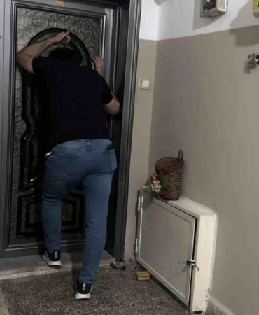 Yangın çıkarıp kendisini eve kilitledi: Ekiplerin çabasına rağmen dışarı çıkmadı