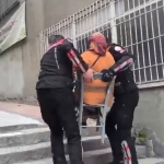 Yunus polisi, yürüteciyle giderken zorlanan kadını sandalyeyle taşıyıp evine bıraktı