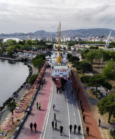 Bandırma Gemi Müzesi karadan yürütülerek İstiklal Meydanı