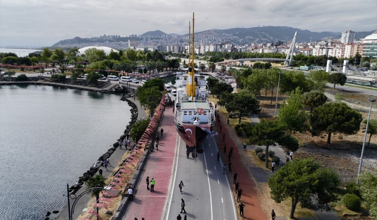 Bandırma Gemi Müzesi karadan yürütülerek İstiklal Meydanı
