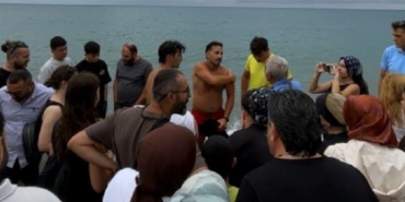 Denizde kaybolduğu sanılırken, su yüzeyinde sırtüstü dinlenirken bulundu