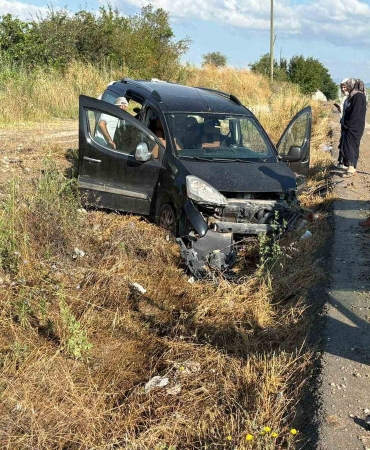 Hafif ticari araç takla attı: 2’si çocuk 5 yaralı