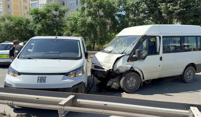 Hamile eşini hastaneye götürürken kaza yapan araca çarptı: 3 yaralı