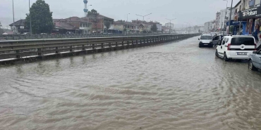 Kavak’ta sağanak yağış etkili oldu: Yollar göle döndü